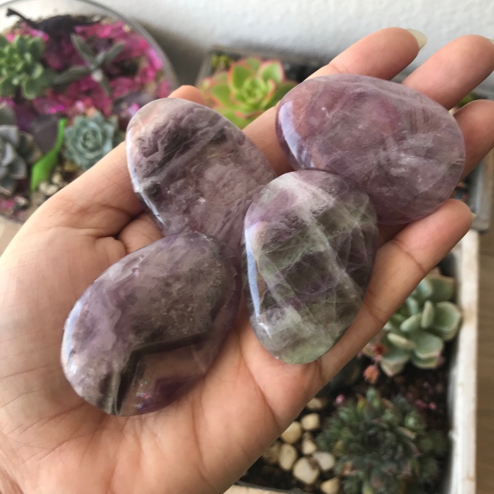 ✨Fluorite Palm Stone✨ - Picture 1 of 1